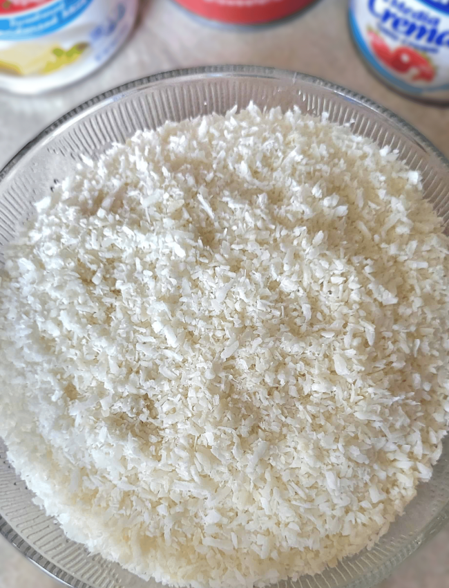 finely shredded unsweetened coconut flakes